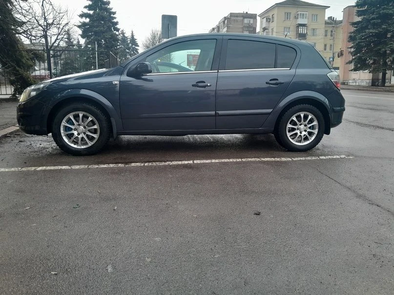 Астра н 1.6 z16xer 2007г. 196 пробег. не гнилая, оцинкована, всё работает, климат холодит, печка греет. подогрев передних сидений, зеркал и заднего стекла. два комплекта резины, зима шипы. цена 550т₽. торг у капота. макеевка. +79494069690.если не на связи звоните после 15.00 - фотография - 7