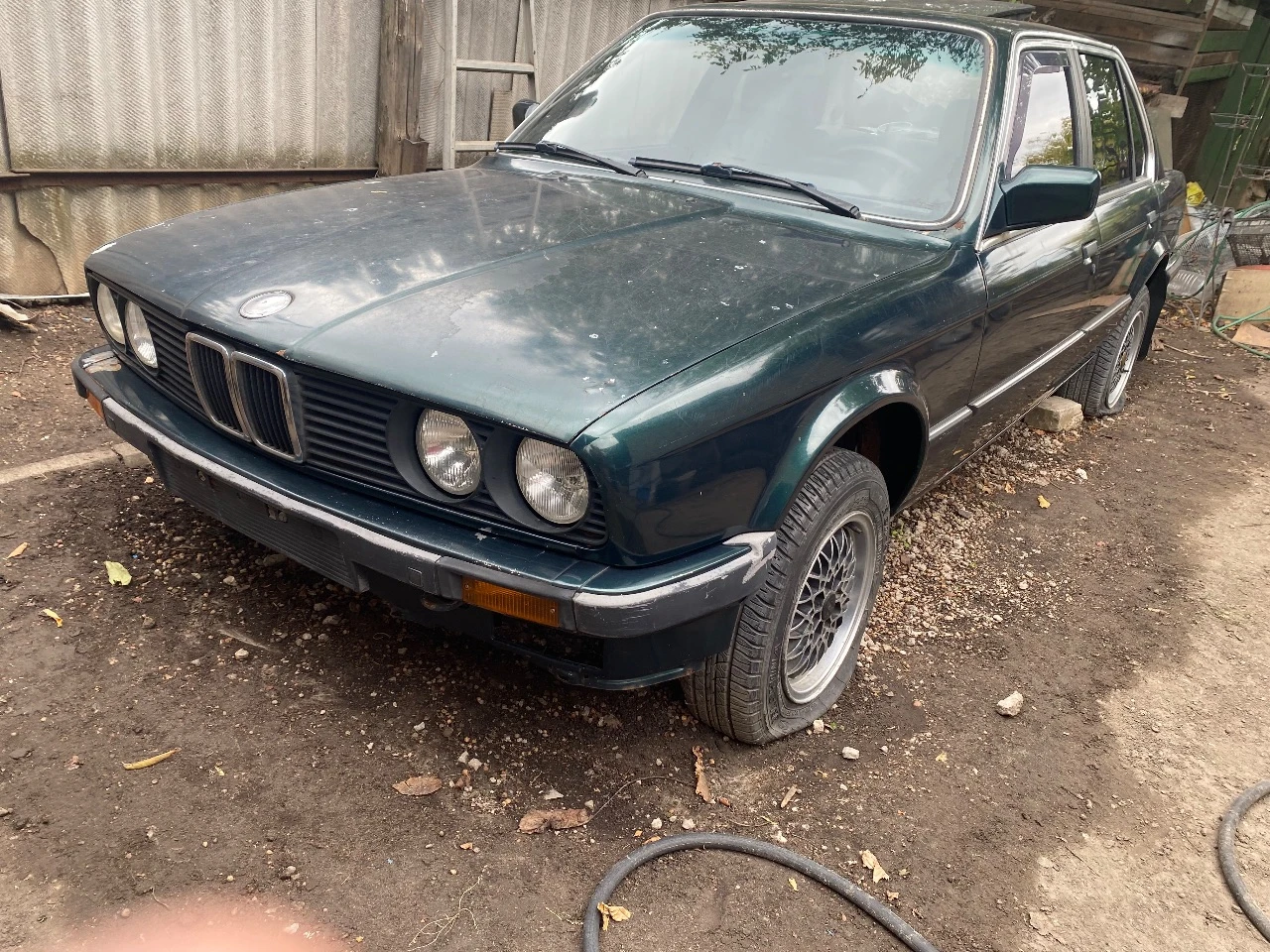 Продам bmw 318i 1986 г. в., механика, не на ходу, на запчасти или под восстановление и разные запчас... - фотография