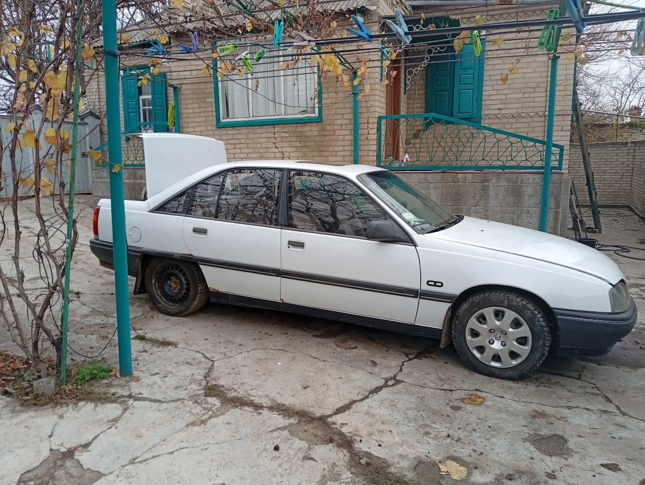 Опель омега 1990г на ходу. укр регистрация 10 лет простояла в гараже. заводится. есть к чему приложить руки. 65000 +79494678520 - фотография - 4