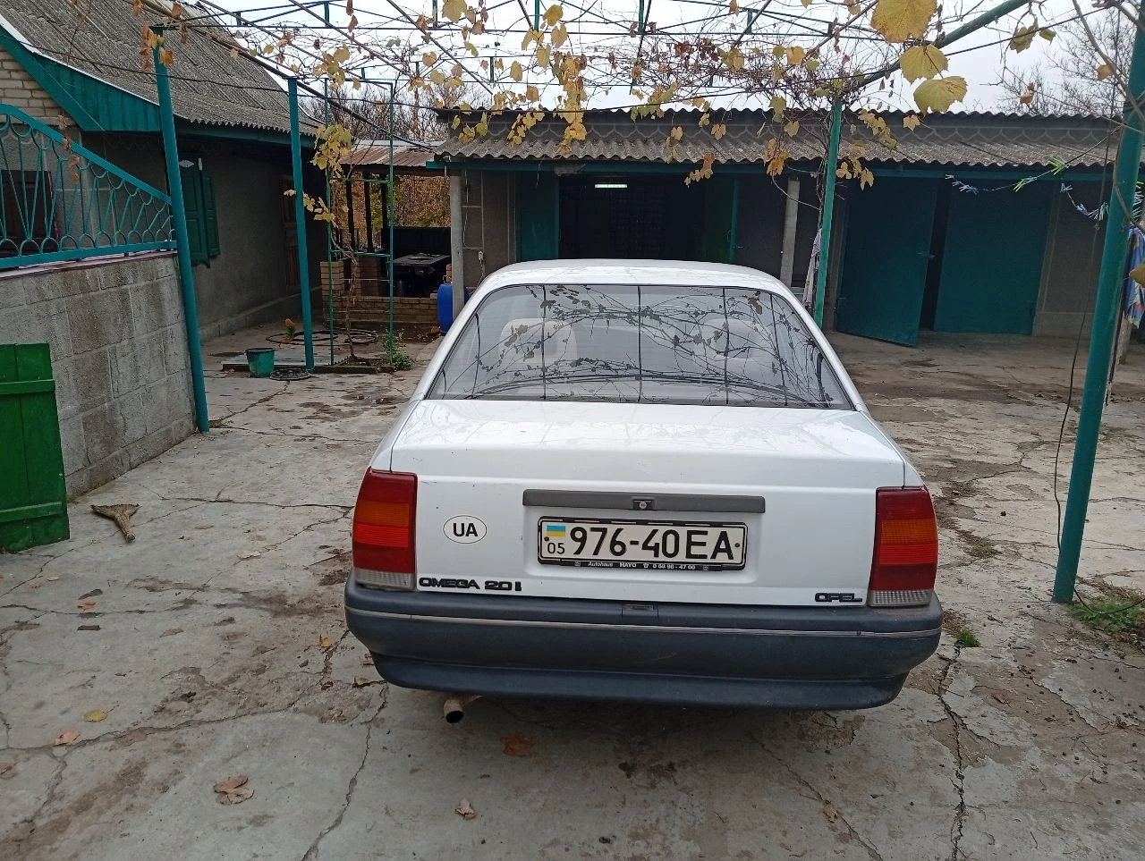Опель омега 1990г на ходу. укр регистрация 10 лет простояла в гараже. заводится. есть к чему приложить руки. 65000 +79494678520 - фотография - 3