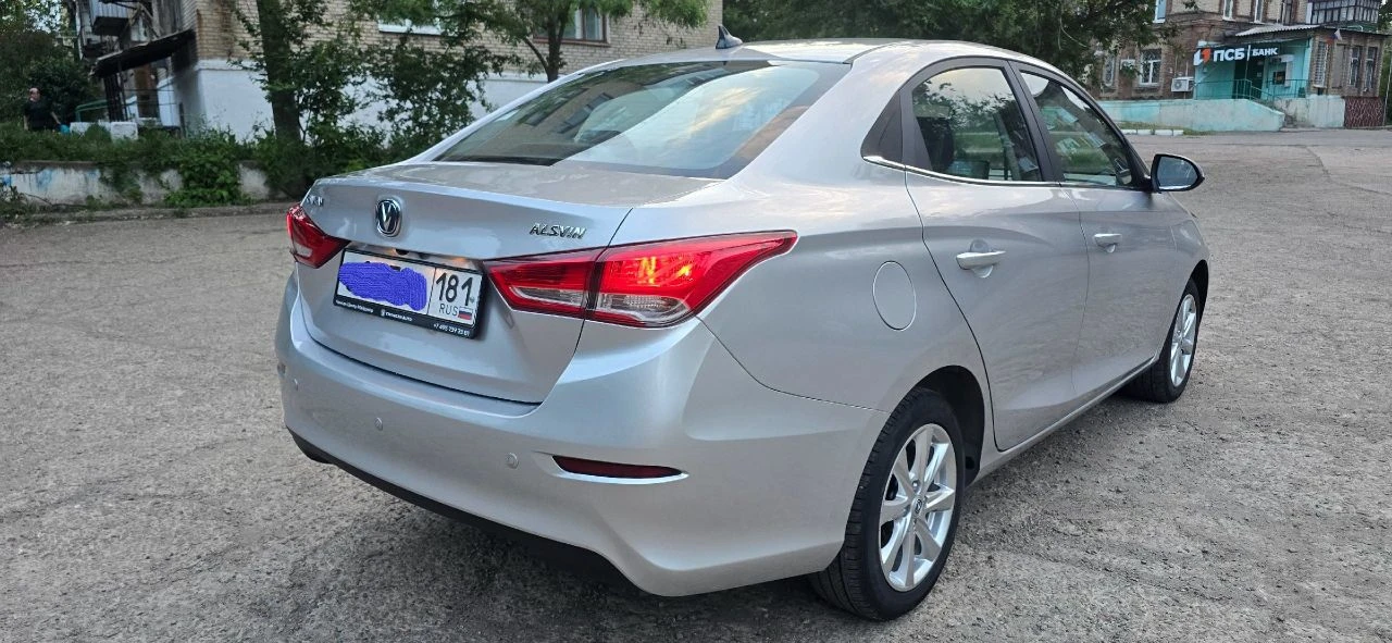 Changan alsvin. новый автомобиль, пробег 1 т. км. в комплектацию в ходит: климат контроль кожаный салон датчики света и дождя круиз-контроль с управлением на руле электронная система помощи при подъёме (hhc) штатная мультимедиа на android с камерой заднего вида мультируль аbs система курсовой устойчивость esp легкосплавные колесные диски r15 видео по запросу. цена 1 м 300 т. дополнительная информация по телефону ☎ 📞 + 7 959 266 92 40 (телеграмм) - фотография - 4