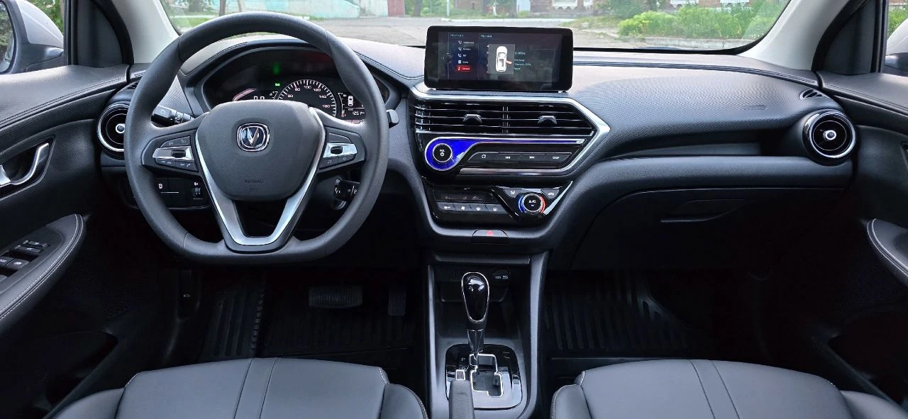 Changan alsvin. новый автомобиль, пробег 1 т. км. в комплектацию в ходит: климат контроль кожаный салон датчики света и дождя круиз-контроль с управлением на руле электронная система помощи при подъёме (hhc) штатная мультимедиа на android с камерой заднего вида мультируль аbs система курсовой устойчивость esp легкосплавные колесные диски r15 видео по запросу. цена 1 м 300 т. дополнительная информация по телефону ☎ 📞 + 7 959 266 92 40 (телеграмм) - фотография - 9