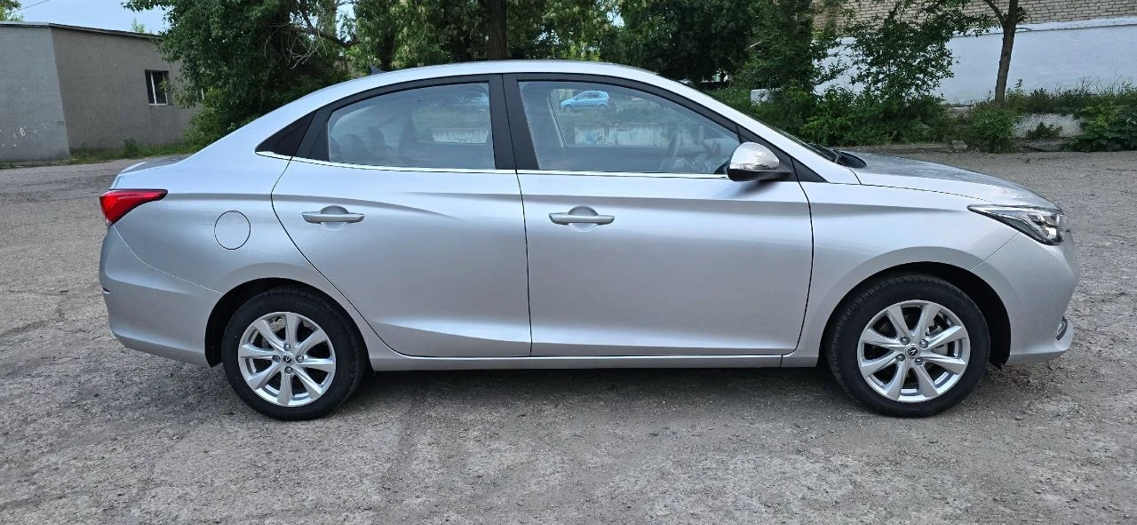 Changan alsvin. новый автомобиль, пробег 1 т. км. в комплектацию в ходит: климат контроль кожаный салон датчики света и дождя круиз-контроль с управлением на руле электронная система помощи при подъёме (hhc) штатная мультимедиа на android с камерой заднего вида мультируль аbs система курсовой устойчивость esp легкосплавные колесные диски r15 видео по запросу. цена 1 м 300 т. дополнительная информация по телефону ☎ 📞 + 7 959 266 92 40 (телеграмм) - фотография - 7