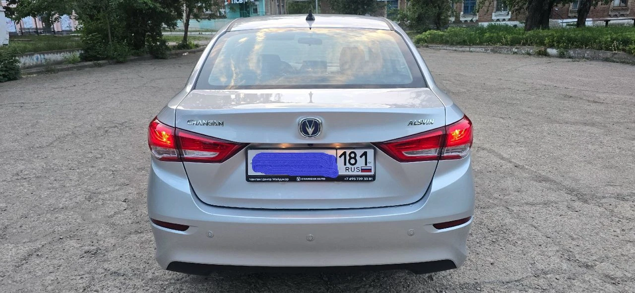 Changan alsvin. новый автомобиль, пробег 1 т. км. в комплектацию в ходит: климат контроль кожаный салон датчики света и дождя круиз-контроль с управлением на руле электронная система помощи при подъёме (hhc) штатная мультимедиа на android с камерой заднего вида мультируль аbs система курсовой устойчивость esp легкосплавные колесные диски r15 видео по запросу. цена 1 м 300 т. дополнительная информация по телефону ☎ 📞 + 7 959 266 92 40 (телеграмм) - фотография - 5