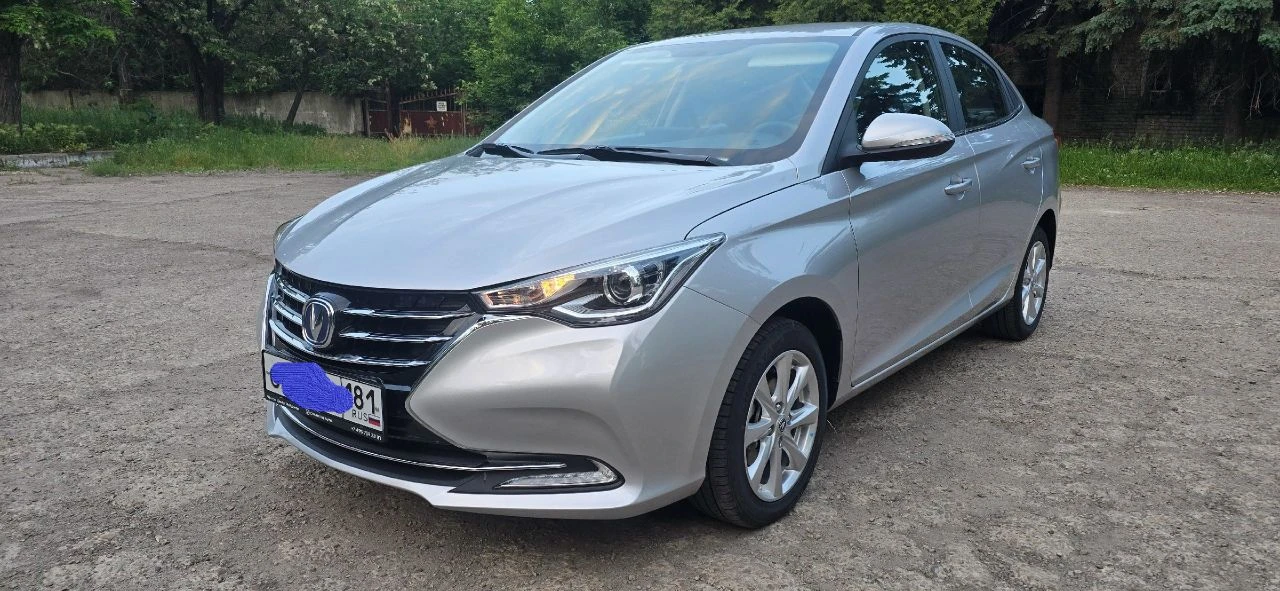 Changan alsvin. новый автомобиль, пробег 1 т. км. в комплектацию в ходит: климат контроль кожаный салон датчики света и дождя круиз-контроль с управлением на руле электронная система помощи при подъёме (hhc) штатная мультимедиа на android с камерой заднего вида мультируль аbs система курсовой устойчивость esp легкосплавные колесные диски r15 видео по запросу. цена 1 м 300 т. дополнительная информация по телефону ☎ 📞 + 7 959 266 92 40 (телеграмм) - фотография - 3