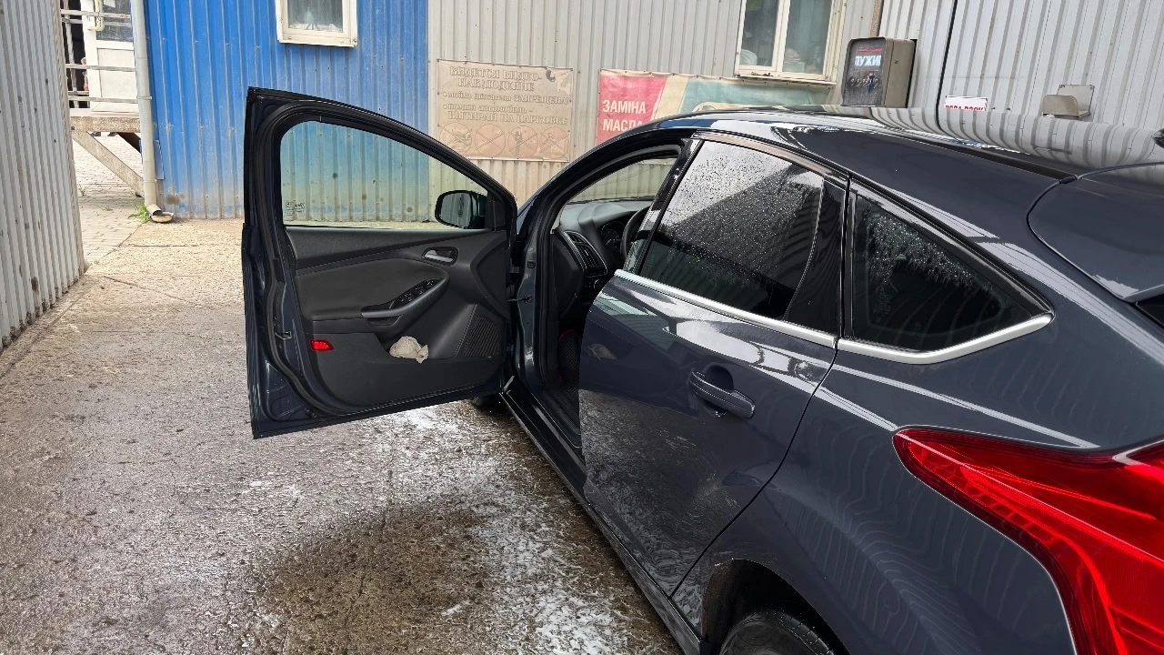 Продаю форд фокус, 2012 г. в., 1.6, механика, гбо, климат-контроль, без ключевой доступ, автозапуск-starline, замена проведена рулевой рейки(оригинал), новый компрессор кондиционера, подогрев лобового, подогрев сидений, полный электропакет, новая летняя резина, расход газа 10 литров, по трассе 8 л. , ходовая обслужена. торг. луганск т +79591588880 655 000 рублей т +7 - фотография - 6