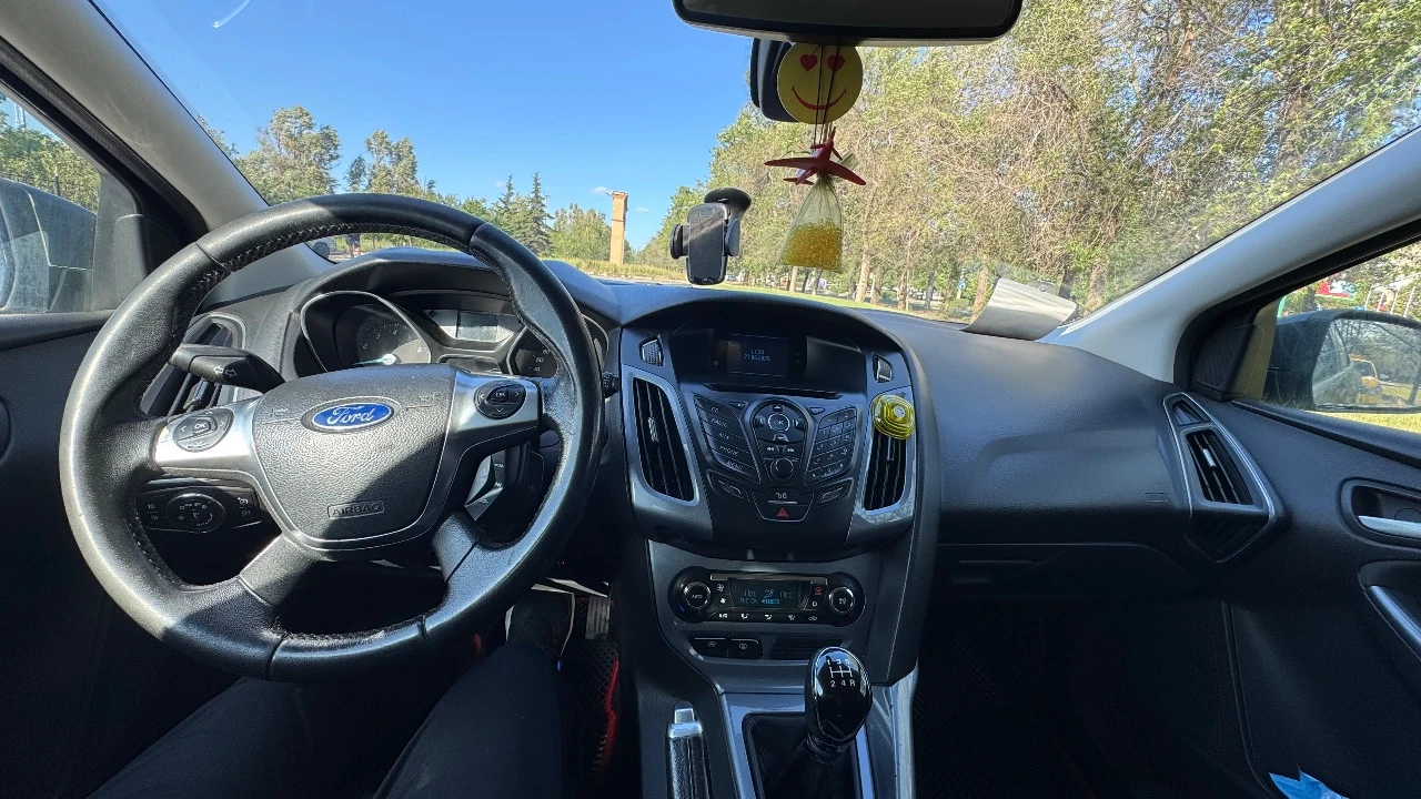 Продаю форд фокус, 2012 г. в., 1.6, механика, гбо, климат-контроль, без ключевой доступ, автозапуск-starline, замена проведена рулевой рейки(оригинал), новый компрессор кондиционера, подогрев лобового, подогрев сидений, полный электропакет, новая летняя резина, расход газа 10 литров, по трассе 8 л. , ходовая обслужена. торг. луганск т +79591588880 655 000 рублей т +7 - фотография - 5