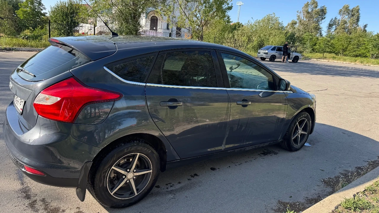 Продаю форд фокус, 2012 г. в., 1.6, механика, гбо, климат-контроль, без ключевой доступ, автозапуск-starline, замена проведена рулевой рейки(оригинал), новый компрессор кондиционера, подогрев лобового, подогрев сидений, полный электропакет, новая летняя резина, расход газа 10 литров, по трассе 8 л. , ходовая обслужена. торг. луганск т +79591588880 655 000 рублей т +7 - фотография - 3