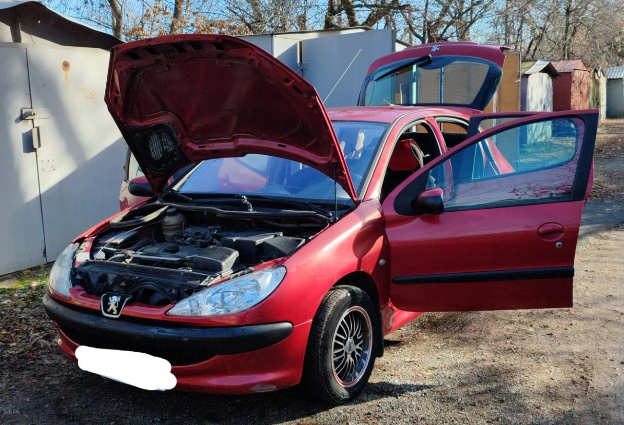 ✅автомобиль: peugeot 206 ✅год: 2004 ✅пробег: 135000 ✅объем: 1.1 ✅цена: 3600000(торг у капота) ✅телефон: +79493313593 ✅подпись автора: борис ✅город: донецк, ворошиловский р-н взята с салона новой, 1 владелец по птс, пробег городской, не скручен. вместе с машиной идет комплект документов о техобслуживании с момента покупки, два комплекта свежей резины на дисках (bridgestone лето на легкосплавных, hankook зима на штамповке). мкп 5 работает идеально, не вылетает. машина обслуживается регулярно. есть мелкие недочеты по кузову (видно на фото). на полном ходу, используется ежедневно. салон чистый, аккуратный. - фотография - 4