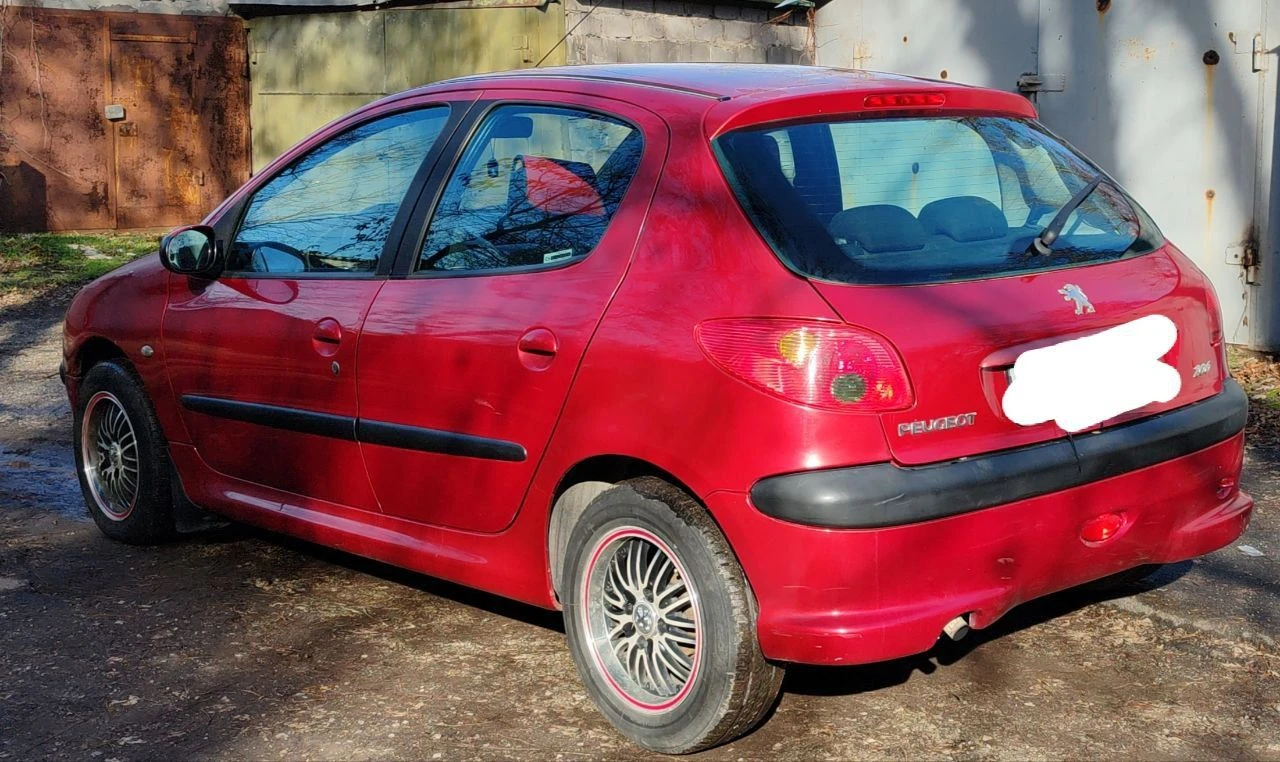 ✅автомобиль: peugeot 206 ✅год: 2004 ✅пробег: 135000 ✅объем: 1.1 ✅цена: 3600000(торг у капота) ✅телефон: +79493313593 ✅подпись автора: борис ✅город: донецк, ворошиловский р-н взята с салона новой, 1 владелец по птс, пробег городской, не скручен. вместе с машиной идет комплект документов о техобслуживании с момента покупки, два комплекта свежей резины на дисках (bridgestone лето на легкосплавных, hankook зима на штамповке). мкп 5 работает идеально, не вылетает. машина обслуживается регулярно. есть мелкие недочеты по кузову (видно на фото). на полном ходу, используется ежедневно. салон чистый, аккуратный. - фотография - 2