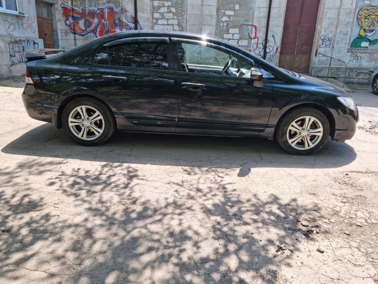 Продам honda civic 2007 года с родным пробегом 270000. мотор 1.8 (цепной) масло не кушает, от слова совсем, от замены до замены. коробка автомат 5-ступенчатый (aisin). по кузову в нормальном состоянии. не стройте иллюзий, есть крашеные элементы, машине почти 20 лет, дыр нет. есть чеки по ремонту за 2024-2025 год, что было сделано. новый аккумулятор, и только что сделано т. о. (чеки тоже прилагаются). по документам полный порядок, я владелец. зимняя резина в подарок. цена 720 тысяч, естественно небольшой торг. +7 (949) 311-61-51 - фотография - 3