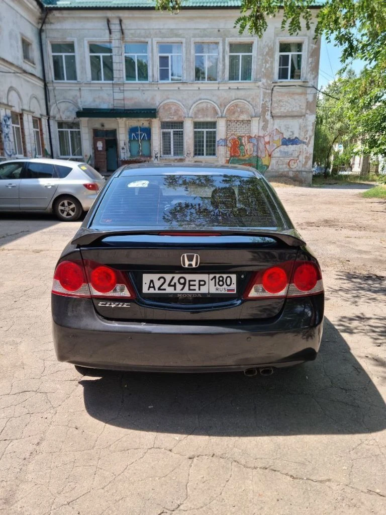 Продам honda civic 2007 года с родным пробегом 270000. мотор 1.8 (цепной) масло не кушает, от слова совсем, от замены до замены. коробка автомат 5-ступенчатый (aisin). по кузову в нормальном состоянии. не стройте иллюзий, есть крашеные элементы, машине почти 20 лет, дыр нет. есть чеки по ремонту за 2024-2025 год, что было сделано. новый аккумулятор, и только что сделано т. о. (чеки тоже прилагаются). по документам полный порядок, я владелец. зимняя резина в подарок. цена 720 тысяч, естественно небольшой торг. +7 (949) 311-61-51 - фотография - 5