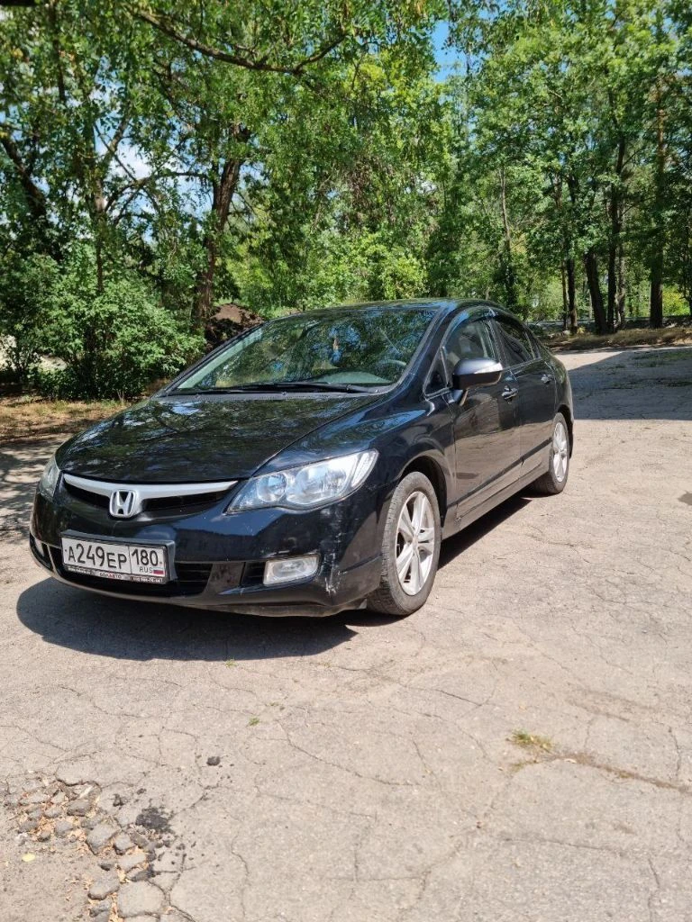 Продам honda civic 2007 года с родным пробегом 270000. мотор 1.8 (цепной) масло не кушает, от слова совсем, от замены до замены. коробка автомат 5-ступенчатый (aisin). по кузову в нормальном состоянии. не стройте иллюзий, есть крашеные элементы, машине почти 20 лет, дыр нет. есть чеки по ремонту за 2024-2025 год, что было сделано. новый аккумулятор, и только что сделано т. о. (чеки тоже прилагаются). по документам полный порядок, я владелец. зимняя резина в подарок. цена 720 тысяч, естественно небольшой торг. +7 (949) 311-61-51 - фотография - 2