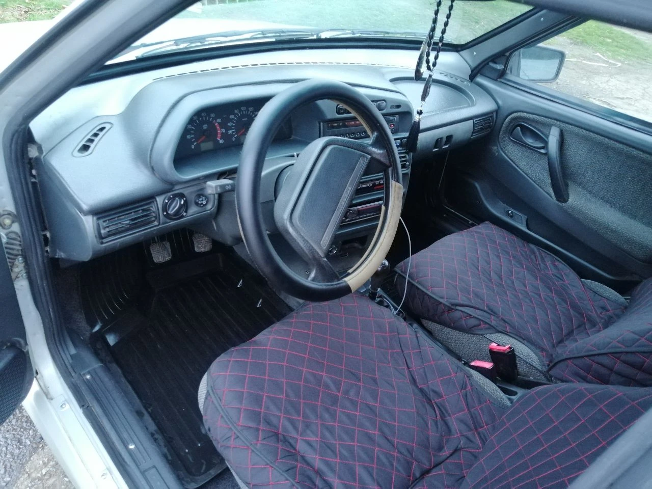 Продам ваз 2115, 2005 г. , 1.5 л. цена 265 тыс. руб. торг в хорошем состоянии. документы чистые, без штрафов, запретов, ограничений. дкп, стс, птс на руках. по технике отлично все. генератор новый, брон. провода, масла, фильтра поменяны. мотор работает тихо, коробка без нареканий, не выбивает, не хрустит. кузов ровный, без рыжиков. электрика исправна. 2 эл. стеклоподъёмника. печка греет. дно, пороги, стаканы, целые. музыка играет не плохо. лобовое целое. резина зима, свежая r14. автомобиль на полном ходу. салон ухожен. макеевка, шахтерск +79496306865 - фотография - 10