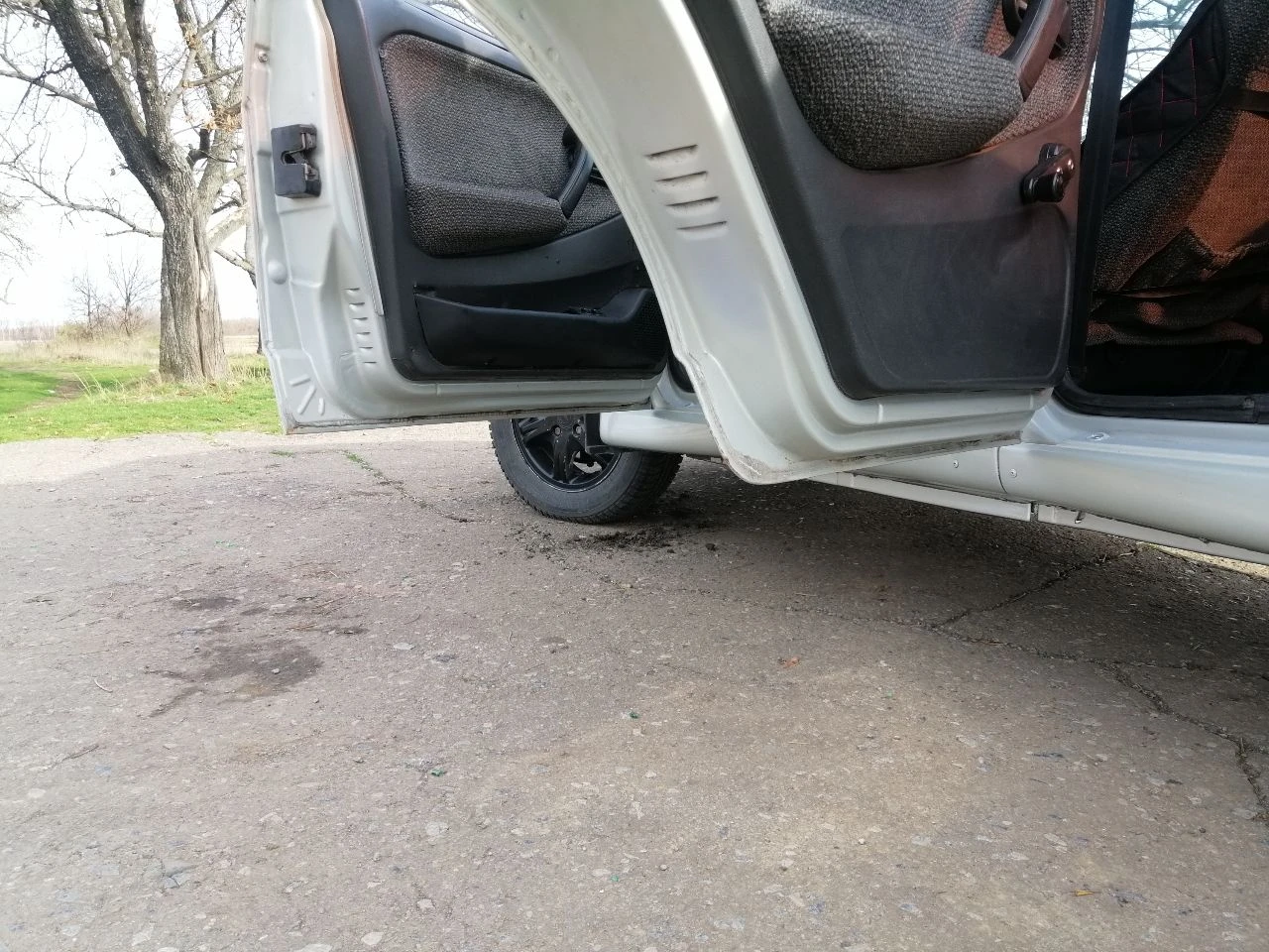 Продам ваз 2115, 2005 г. , 1.5 л. цена 265 тыс. руб. торг в хорошем состоянии. документы чистые, без штрафов, запретов, ограничений. дкп, стс, птс на руках. по технике отлично все. генератор новый, брон. провода, масла, фильтра поменяны. мотор работает тихо, коробка без нареканий, не выбивает, не хрустит. кузов ровный, без рыжиков. электрика исправна. 2 эл. стеклоподъёмника. печка греет. дно, пороги, стаканы, целые. музыка играет не плохо. лобовое целое. резина зима, свежая r14. автомобиль на полном ходу. салон ухожен. макеевка, шахтерск +79496306865 - фотография - 12