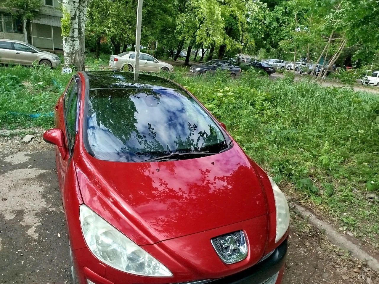 Продам пежо 308 1,6 бензин 2008 года, мкпп, панорамная крыша, лэд свет, полный фарш, датчик света, датчик дождя, складываются зеркала, климант контроль, подогрев сидений, мульти медиа, резина лето новая на легксплавных дисках, зима один сезон на дисках и колпаки, авто полностью обслужено и ни каких вложений не требуются, автомобиль жены более трех лет не перекупы цена авто 500000 тыс, руб тел +79494527429 или в л/с - фотография - 4