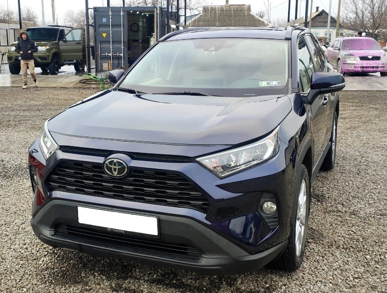 Продам тойота раф 4 2021 год, двигатель 2,5 бензиновый атмосферник 205 л. с. автомат, полный привод, салон бежевая кожа, подогрев сидений, мультируль с подогревом, раздельный климат, люк, открытие багажника кнопкой, заменены масла, фильтра, пробег 107 тыс. км. авто в идеальном состоянии. цена 3,3 млн. детально по телефону+79493560528, +79493202480 - фотография - 2