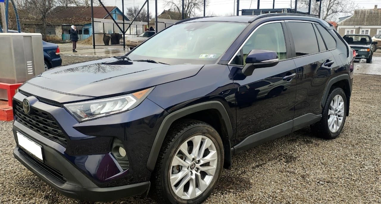 Продам тойота раф 4 2021 год, двигатель 2,5 бензиновый атмосферник 205 л. с. автомат, полный привод, салон бежевая кожа, подогрев сидений, мультируль с подогревом, раздельный климат, люк, открытие багажника кнопкой, заменены масла, фильтра, пробег 107 тыс. км. авто в идеальном состоянии. цена 3,3 млн. детально по телефону+79493560528, +79493202480 - фотография - 3