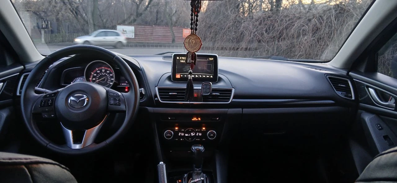 Mazda 3 bm 2014 год объем 2.0, бензин, 150 лс, пробег 264000 км цена 1000000 хороший торг полная комплектация, кожа, люк, датчики слепых зон, подогрев сидений, климат контроль, эл. регулировка сидений, мульти руль, камера заднего вида, мультимедиа, старт стоп, безключевой доступ, музыка bose. состояние автомобиля нормальное звоните все расскажу +7 949 331-74-34 - фотография - 5