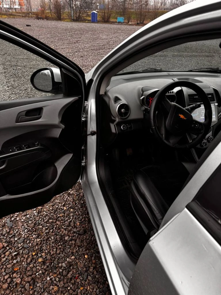 Chevrolet aveo t-300 2012 года механика, пробег 225 т. км. авто в хорошем состоянии, все стекла родные, заводской окрас. кондиционер, электрорегулировка зеркал, два комплекта резины. продажа от собственника: +79495901712. цена: 660 т. р. торг. - фотография - 4