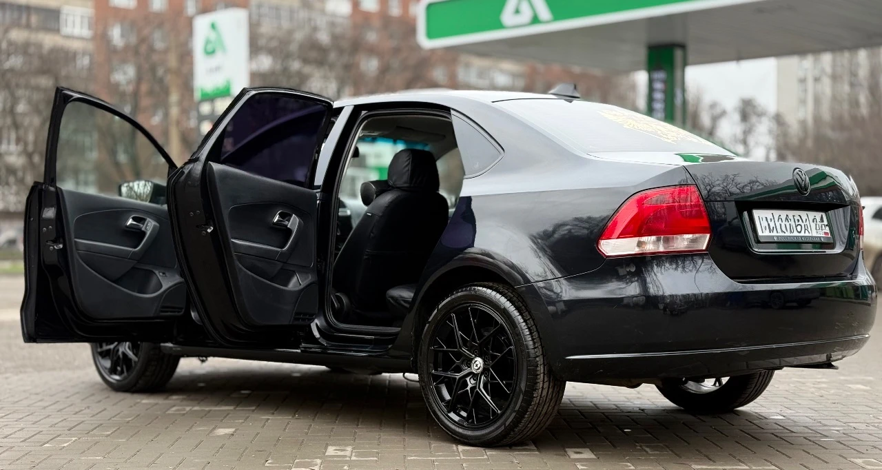 Volkswagen polo 2010г 1.6 авто никаких вложений не требует масло от замены до замены не доливаю дно, пороги, без дыр и гнили все возрастные моменты видно на фото ходовая часть обслужена двс и кпп работает отлично все стекла родные юридически чистое авто помощь в переоформлении цена : 655.000р торг реальному покупателю осмотр г. донецк 📲 +7(949)445-35-30 - фотография - 4