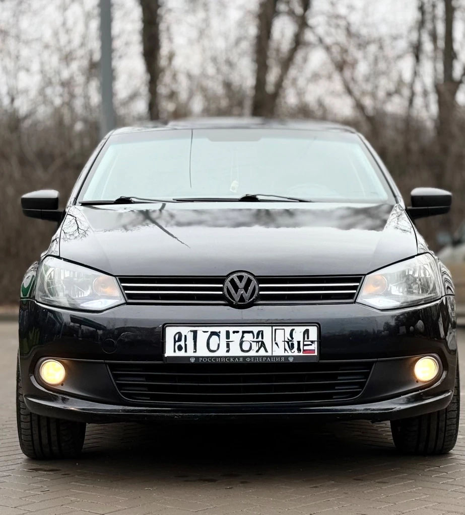 Volkswagen polo 2010г 1.6 авто никаких вложений не требует масло от замены до замены не доливаю дно, пороги, без дыр и гнили все возрастные моменты видно на фото ходовая часть обслужена двс и кпп работает отлично все стекла родные юридически чистое авто помощь в переоформлении цена : 655.000р торг реальному покупателю осмотр г. донецк 📲 +7(949)445-35-30 - фотография - 2