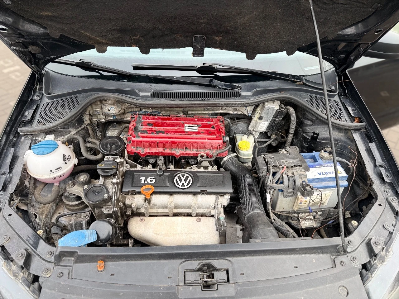 Volkswagen polo 2010г 1.6 авто никаких вложений не требует масло от замены до замены не доливаю дно, пороги, без дыр и гнили все возрастные моменты видно на фото ходовая часть обслужена двс и кпп работает отлично все стекла родные юридически чистое авто помощь в переоформлении цена : 655.000р торг реальному покупателю осмотр г. донецк 📲 +7(949)445-35-30 - фотография - 6