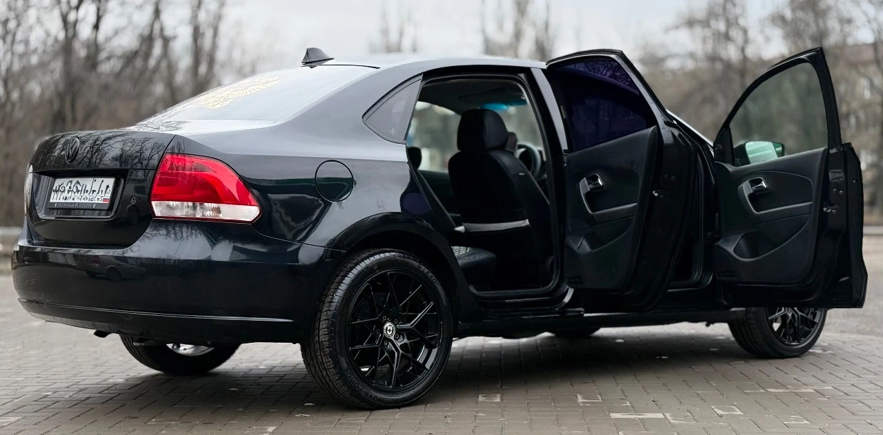 Volkswagen polo 2010г 1.6 авто никаких вложений не требует масло от замены до замены не доливаю дно, пороги, без дыр и гнили все возрастные моменты видно на фото ходовая часть обслужена двс и кпп работает отлично все стекла родные юридически чистое авто помощь в переоформлении цена : 655.000р торг реальному покупателю осмотр г. донецк 📲 +7(949)445-35-30 - фотография - 5