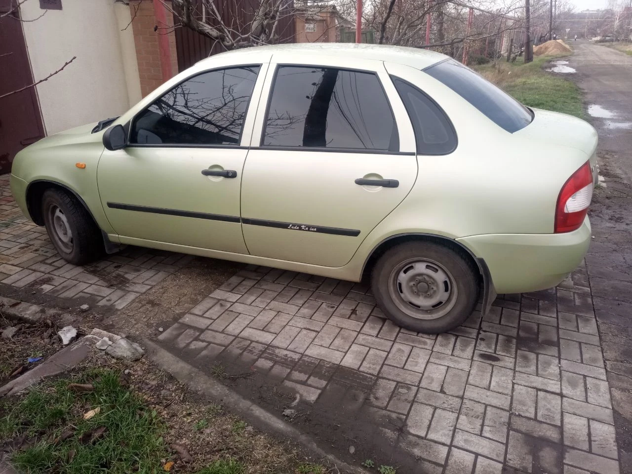 Лада калина 2006 г, пробег 136000, зимняя резина плюс. 300000 торг. в дтп не была. краска оригинальн... - фотография