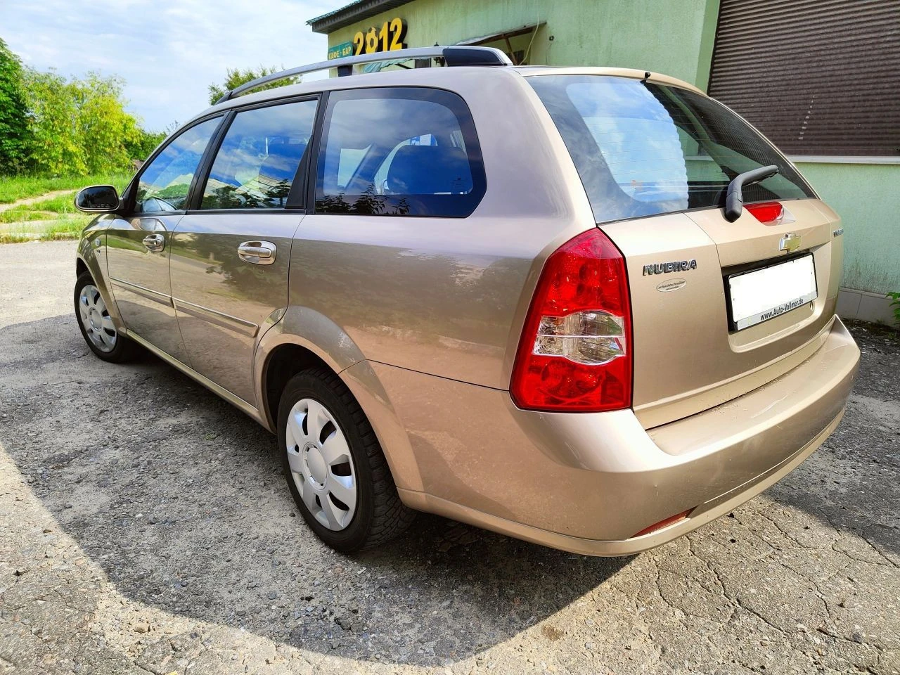 Продам chevrolet nubira, 1.6 бензин, механика 233 тыс. родного пробега. один хозяин по птс. без дтп, 2004г. кузов и салон в хорошем состоянии. хорошая комплектация. все электро стеклоподъёмники, электро зеркала, мультируль, штатный магнитофон. комплект летней резины на дисках. осмотр луганск, цена 550 тыс. ₽. небольшой торг присутствует. +7959-190-87-18. - фотография - 2