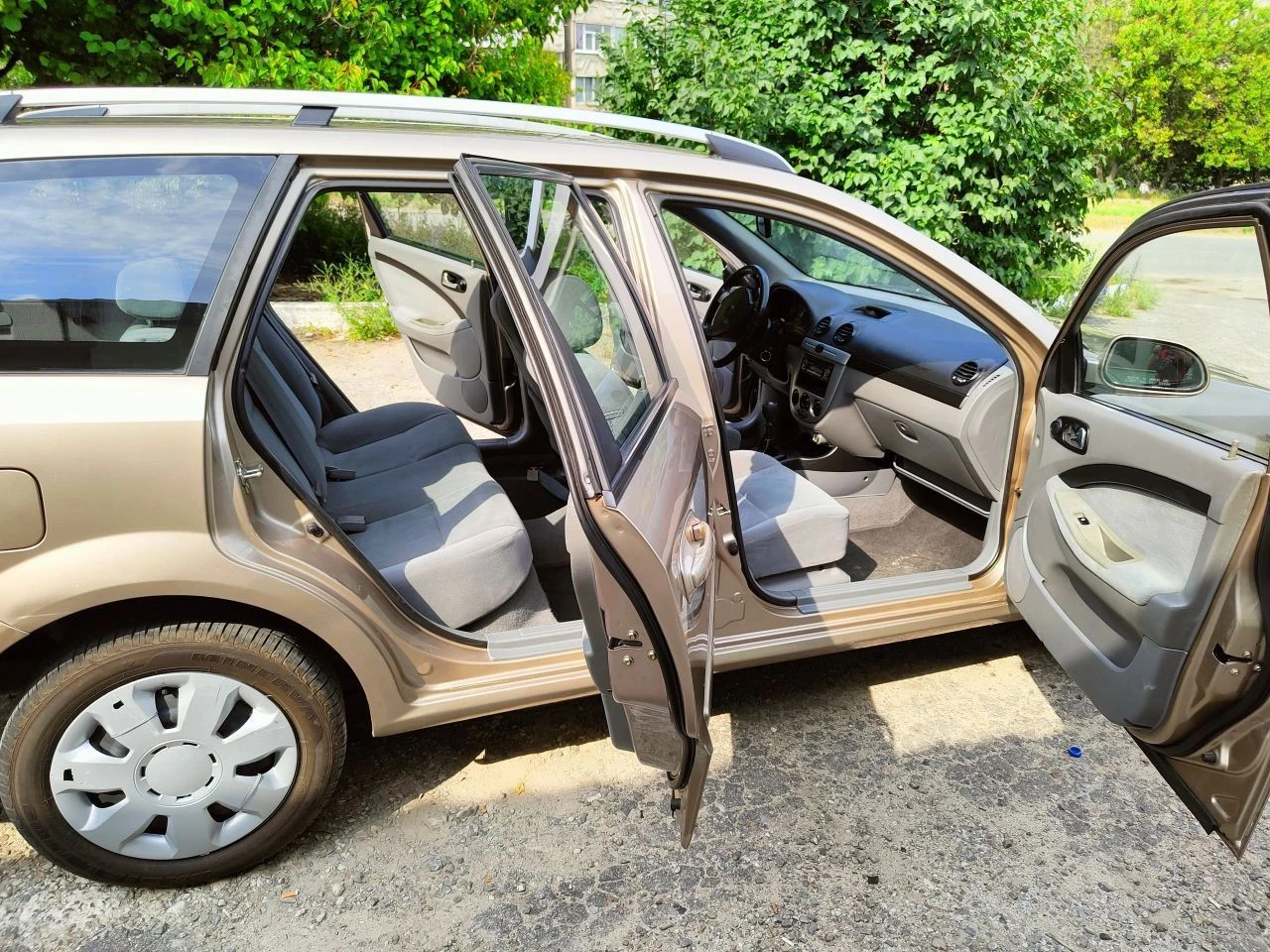 Продам chevrolet nubira, 1.6 бензин, механика 233 тыс. родного пробега. один хозяин по птс. без дтп, 2004г. кузов и салон в хорошем состоянии. хорошая комплектация. все электро стеклоподъёмники, электро зеркала, мультируль, штатный магнитофон. комплект летней резины на дисках. осмотр луганск, цена 550 тыс. ₽. небольшой торг присутствует. +7959-190-87-18. - фотография - 6