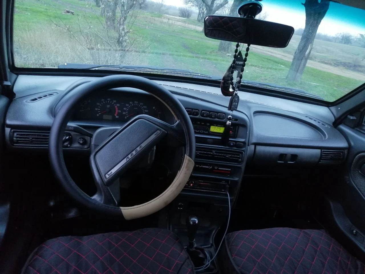 В продаже ваз 2115, 2005г. , объем 1.5л, бодрый мотор. цена 265 тыс. руб. торг уместен техника хорошая. масла, фильтра поменяны, новый генератор, ремень на него, свечи, бронепровода, катушка зажигания, мотор работает отлично, не троит, не дымит, запускается с пол тычка. коробка без нареканий, не выбивает, не хрустит. кузов ровный, без рыжиков. дно, пороги, стаканы, низа дверей целые. лобовое целое. электрика исправна, 2 эл. стеклоподъёмника. гранта зеркала с повторителями. музыка sony играет хорошо. резина зима шипы r14, на литье. автомобиль на полном ходу. салон ухожен. печка греет. клиренс высокий. документы чистые, без штрафов, запретов, ограничений. переоформление без проблем, дкп на руках. местный учёт. осмотр: макеевка, шахтерск +79496306865 - фотография - 13