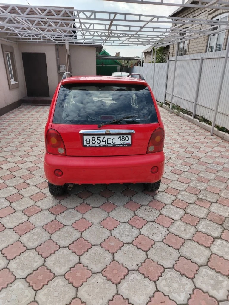 Chery qq 1.1 мт, 2011 - отличное состояние, новый аккумулятор, два комплекта резины! продаю chery qq 1.1 мт 2011 года - компактный, надёжный и экономичный городской автомобиль. машина в одних руках с момента покупки, ухоженная и полностью исправная. пробег: 46 500 км двигатель: бензин, 1.1 л коробка: механика цвет: ярко-красный привод: передний v экономичный и надёжный двигатель v механическая кпп — простая и без проблем v кузов в нормально состоянии, без ржавчины снаружи v подвеска без посторонних звуков v новый аккумулятор (заменён недавно) v два комплекта резины - летняя и зимняя v всё работает: свет, кондиционер, электрика машина ухоженная — сел и поехал, без технических вложений! отличный вариант для новичков, студентов или ежедневных городских поездок. история чистая, без дтп, документы в порядке. * возможен небольшой торг у капота. +79287689189 - фотография - 2
