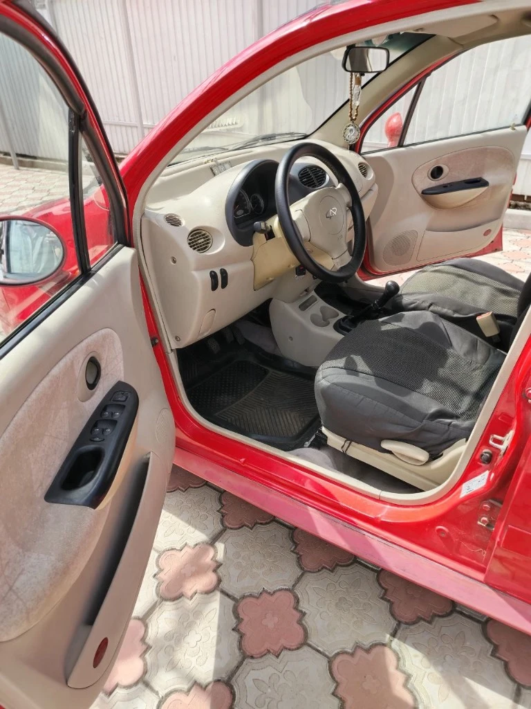 Chery qq 1.1 мт, 2011 - отличное состояние, новый аккумулятор, два комплекта резины! продаю chery qq 1.1 мт 2011 года - компактный, надёжный и экономичный городской автомобиль. машина в одних руках с момента покупки, ухоженная и полностью исправная. пробег: 46 500 км двигатель: бензин, 1.1 л коробка: механика цвет: ярко-красный привод: передний v экономичный и надёжный двигатель v механическая кпп — простая и без проблем v кузов в нормально состоянии, без ржавчины снаружи v подвеска без посторонних звуков v новый аккумулятор (заменён недавно) v два комплекта резины - летняя и зимняя v всё работает: свет, кондиционер, электрика машина ухоженная — сел и поехал, без технических вложений! отличный вариант для новичков, студентов или ежедневных городских поездок. история чистая, без дтп, документы в порядке. * возможен небольшой торг у капота. +79287689189 - фотография - 5