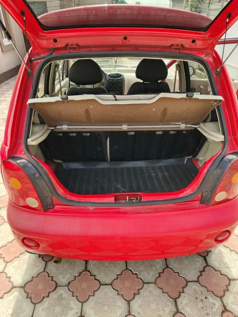 Chery qq 1.1 мт, 2011 - отличное состояние, новый аккумулятор, два комплекта резины! продаю chery qq 1.1 мт 2011 года - компактный, надёжный и экономичный городской автомобиль. машина в одних руках с момента покупки, ухоженная и полностью исправная. пробег: 46 500 км двигатель: бензин, 1.1 л коробка: механика цвет: ярко-красный привод: передний v экономичный и надёжный двигатель v механическая кпп — простая и без проблем v кузов в нормально состоянии, без ржавчины снаружи v подвеска без посторонних звуков v новый аккумулятор (заменён недавно) v два комплекта резины - летняя и зимняя v всё работает: свет, кондиционер, электрика машина ухоженная — сел и поехал, без технических вложений! отличный вариант для новичков, студентов или ежедневных городских поездок. история чистая, без дтп, документы в порядке. * возможен небольшой торг у капота. +79287689189 - фотография - 8
