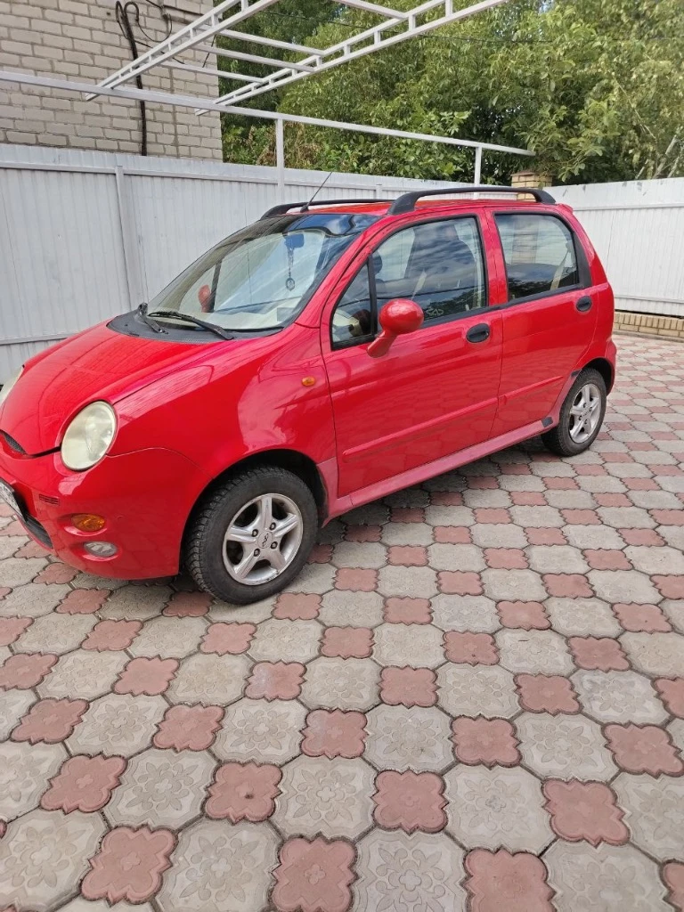 Chery qq 1.1 мт, 2011 - отличное состояние, новый аккумулятор, два комплекта резины! продаю chery qq 1.1 мт 2011 года - компактный, надёжный и экономичный городской автомобиль. машина в одних руках с момента покупки, ухоженная и полностью исправная. пробег: 46 500 км двигатель: бензин, 1.1 л коробка: механика цвет: ярко-красный привод: передний v экономичный и надёжный двигатель v механическая кпп — простая и без проблем v кузов в нормально состоянии, без ржавчины снаружи v подвеска без посторонних звуков v новый аккумулятор (заменён недавно) v два комплекта резины - летняя и зимняя v всё работает: свет, кондиционер, электрика машина ухоженная — сел и поехал, без технических вложений! отличный вариант для новичков, студентов или ежедневных городских поездок. история чистая, без дтп, документы в порядке. * возможен небольшой торг у капота. +79287689189 - фотография - 3