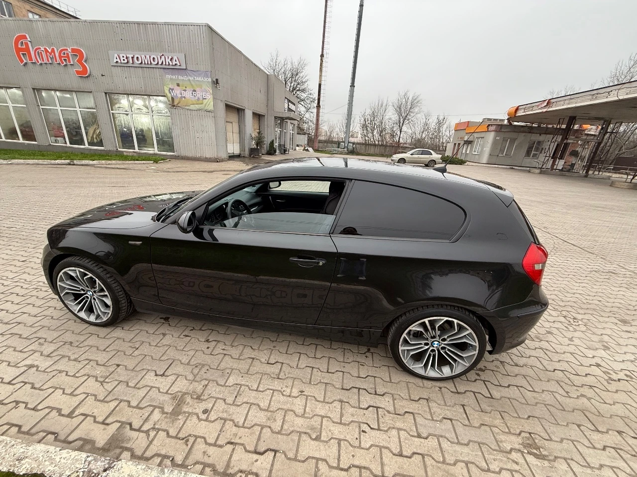 Продается bmw 116i. машина в идеальном состоянии. дополнительных вложений не требует. диски титановые за 200 тыс. рублей. лимитированная серия выпуска bmw 116i. звонить или писать на телеграмм +79491270777 - фотография - 2