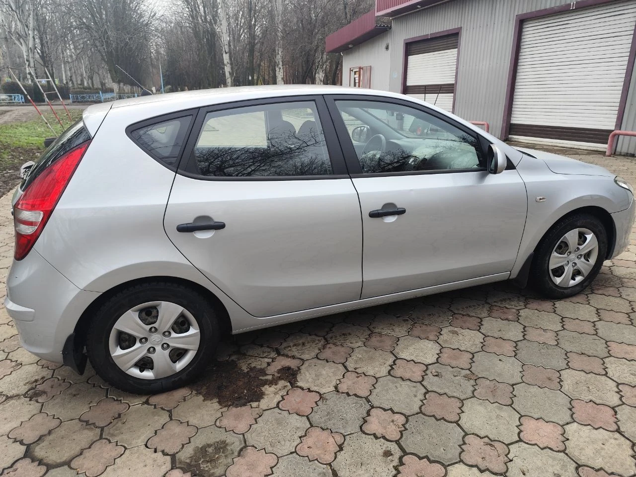 Продам hyundai i30 2010 г. пробег: 50 тыс. км двигатель 1.6 бензин. трансмиссия: 5-мкпп цвет: серебро обслужен (ходовая, стандартное то), 2 года назад заменен аккумулятор. после обстрела в 2022 г. пострадала дверь багажника (см. фото), салон незначительно (подробности при осмотре). отсек двигателя без повреждений. комплектация: эур, электропакет, мультируль, кондиционер, подогрев зеркал, подогрев сидений (на пассажирском не работает после обстрела). оригинальный материал обшивки руля потёрся. в целом, эти моменты на эксплуатацию авто не особо влияют, можно садиться и ехать. два комплекта ключей. сигнализация. зимняя резина, в приданое - комплект летней. один владелец. продажа через мрэо. цена с учётом возможных доделок - 700 000 руб. торг при осмотре. звоните, отвечу на все вопросы +7(949)3750625, наталья, донецк. - фотография - 8