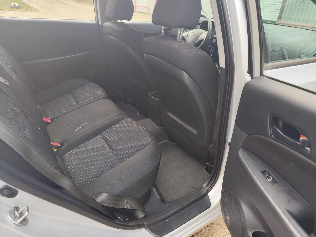 Продам hyundai i30 2010 г. пробег: 50 тыс. км двигатель 1.6 бензин. трансмиссия: 5-мкпп цвет: серебро обслужен (ходовая, стандартное то), 2 года назад заменен аккумулятор. после обстрела в 2022 г. пострадала дверь багажника (см. фото), салон незначительно (подробности при осмотре). отсек двигателя без повреждений. комплектация: эур, электропакет, мультируль, кондиционер, подогрев зеркал, подогрев сидений (на пассажирском не работает после обстрела). оригинальный материал обшивки руля потёрся. в целом, эти моменты на эксплуатацию авто не особо влияют, можно садиться и ехать. два комплекта ключей. сигнализация. зимняя резина, в приданое - комплект летней. один владелец. продажа через мрэо. цена с учётом возможных доделок - 700 000 руб. торг при осмотре. звоните, отвечу на все вопросы +7(949)3750625, наталья, донецк. - фотография - 20