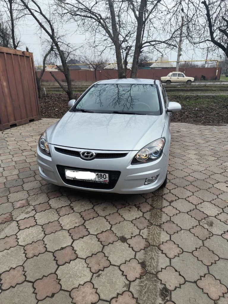 Продам hyundai i30 2010 г. пробег: 50 тыс. км двигатель 1.6 бензин. трансмиссия: 5-мкпп цвет: серебро обслужен (ходовая, стандартное то), 2 года назад заменен аккумулятор. после обстрела в 2022 г. пострадала дверь багажника (см. фото), салон незначительно (подробности при осмотре). отсек двигателя без повреждений. комплектация: эур, электропакет, мультируль, кондиционер, подогрев зеркал, подогрев сидений (на пассажирском не работает после обстрела). оригинальный материал обшивки руля потёрся. в целом, эти моменты на эксплуатацию авто не особо влияют, можно садиться и ехать. два комплекта ключей. сигнализация. зимняя резина, в приданое - комплект летней. один владелец. продажа через мрэо. цена с учётом возможных доделок - 700 000 руб. торг при осмотре. звоните, отвечу на все вопросы +7(949)3750625, наталья, донецк. - фотография - 14