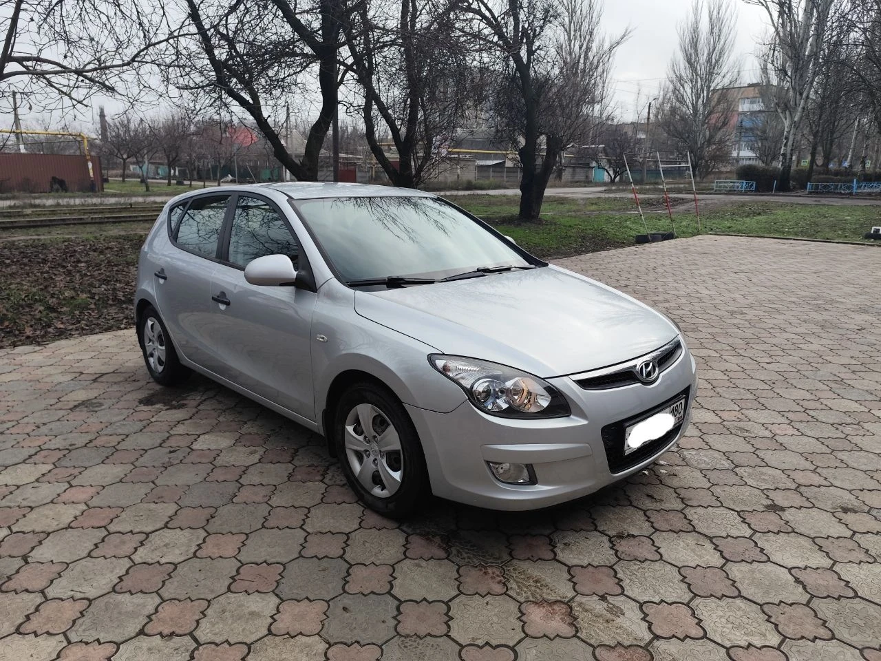 Продам hyundai i30 2010 г. пробег: 50 тыс. км двигатель 1.6 бензин. трансмиссия: 5-мкпп цвет: серебро обслужен (ходовая, стандартное то), 2 года назад заменен аккумулятор. после обстрела в 2022 г. пострадала дверь багажника (см. фото), салон незначительно (подробности при осмотре). отсек двигателя без повреждений. комплектация: эур, электропакет, мультируль, кондиционер, подогрев зеркал, подогрев сидений (на пассажирском не работает после обстрела). оригинальный материал обшивки руля потёрся. в целом, эти моменты на эксплуатацию авто не особо влияют, можно садиться и ехать. два комплекта ключей. сигнализация. зимняя резина, в приданое - комплект летней. один владелец. продажа через мрэо. цена с учётом возможных доделок - 700 000 руб. торг при осмотре. звоните, отвечу на все вопросы +7(949)3750625, наталья, донецк. - фотография - 10
