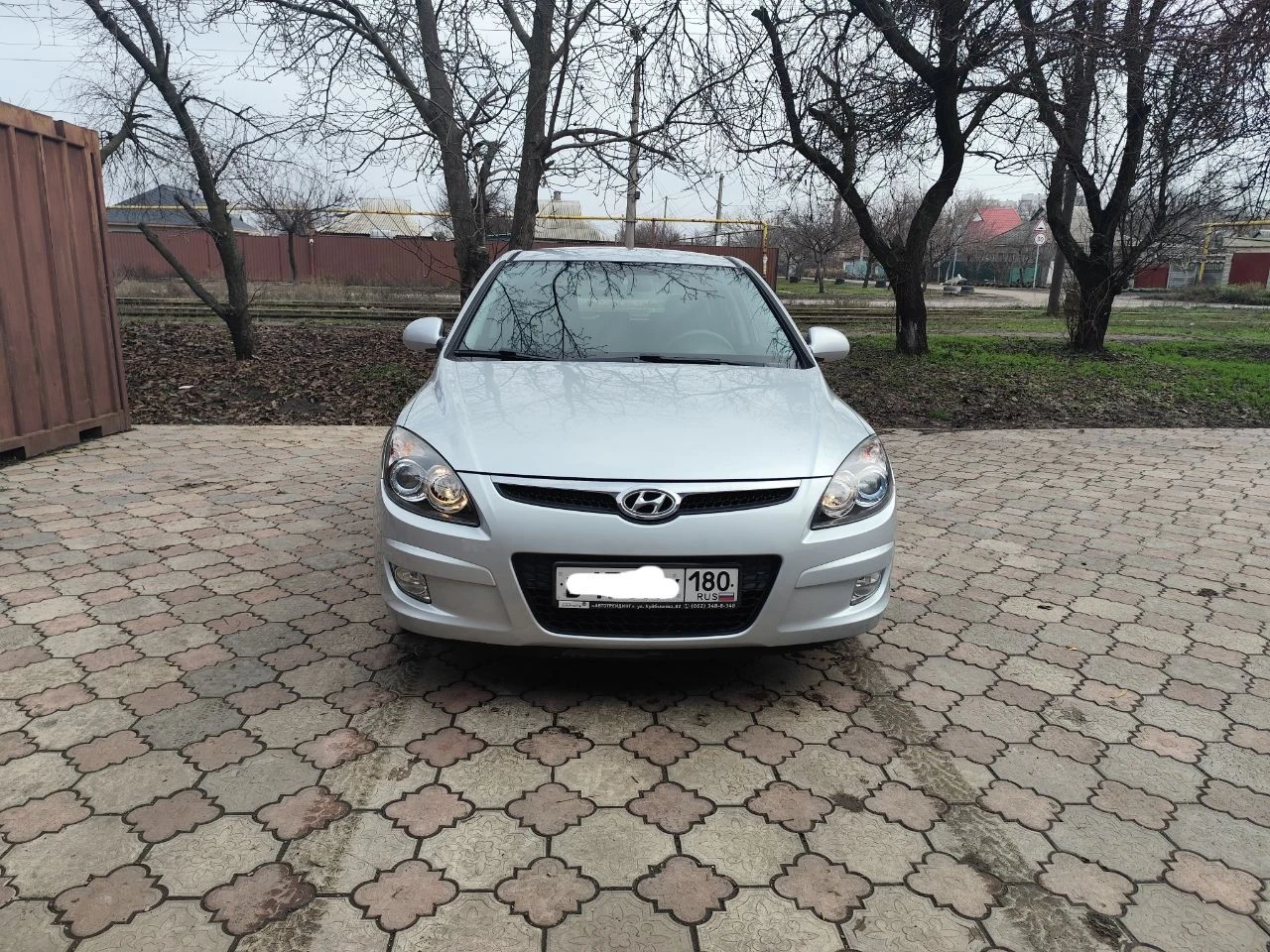 Продам hyundai i30 2010 г. пробег: 50 тыс. км двигатель 1.6 бензин. трансмиссия: 5-мкпп цвет: серебро обслужен (ходовая, стандартное то), 2 года назад заменен аккумулятор. после обстрела в 2022 г. пострадала дверь багажника (см. фото), салон незначительно (подробности при осмотре). отсек двигателя без повреждений. комплектация: эур, электропакет, мультируль, кондиционер, подогрев зеркал, подогрев сидений (на пассажирском не работает после обстрела). оригинальный материал обшивки руля потёрся. в целом, эти моменты на эксплуатацию авто не особо влияют, можно садиться и ехать. два комплекта ключей. сигнализация. зимняя резина, в приданое - комплект летней. один владелец. продажа через мрэо. цена с учётом возможных доделок - 700 000 руб. торг при осмотре. звоните, отвечу на все вопросы +7(949)3750625, наталья, донецк. - фотография - 11
