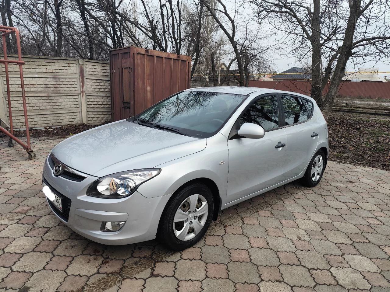 Продам hyundai i30 2010 г. пробег: 50 тыс. км двигатель 1.6 бензин. трансмиссия: 5-мкпп цвет: серебро обслужен (ходовая, стандартное то), 2 года назад заменен аккумулятор. после обстрела в 2022 г. пострадала дверь багажника (см. фото), салон незначительно (подробности при осмотре). отсек двигателя без повреждений. комплектация: эур, электропакет, мультируль, кондиционер, подогрев зеркал, подогрев сидений (на пассажирском не работает после обстрела). оригинальный материал обшивки руля потёрся. в целом, эти моменты на эксплуатацию авто не особо влияют, можно садиться и ехать. два комплекта ключей. сигнализация. зимняя резина, в приданое - комплект летней. один владелец. продажа через мрэо. цена с учётом возможных доделок - 700 000 руб. торг при осмотре. звоните, отвечу на все вопросы +7(949)3750625, наталья, донецк. - фотография - 12
