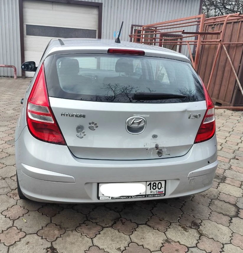 Продам hyundai i30 2010 г. пробег: 50 тыс. км двигатель 1.6 бензин. трансмиссия: 5-мкпп цвет: серебро обслужен (ходовая, стандартное то), 2 года назад заменен аккумулятор. после обстрела в 2022 г. пострадала дверь багажника (см. фото), салон незначительно (подробности при осмотре). отсек двигателя без повреждений. комплектация: эур, электропакет, мультируль, кондиционер, подогрев зеркал, подогрев сидений (на пассажирском не работает после обстрела). оригинальный материал обшивки руля потёрся. в целом, эти моменты на эксплуатацию авто не особо влияют, можно садиться и ехать. два комплекта ключей. сигнализация. зимняя резина, в приданое - комплект летней. один владелец. продажа через мрэо. цена с учётом возможных доделок - 700 000 руб. торг при осмотре. звоните, отвечу на все вопросы +7(949)3750625, наталья, донецк. - фотография - 4