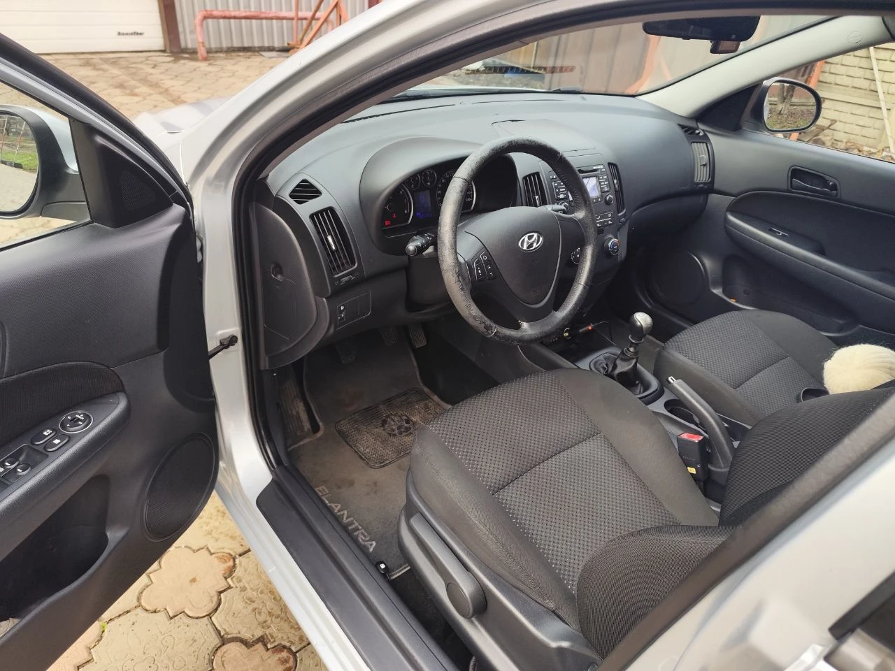 Продам hyundai i30 2010 г. пробег: 50 тыс. км двигатель 1.6 бензин. трансмиссия: 5-мкпп цвет: серебро обслужен (ходовая, стандартное то), 2 года назад заменен аккумулятор. после обстрела в 2022 г. пострадала дверь багажника (см. фото), салон незначительно (подробности при осмотре). отсек двигателя без повреждений. комплектация: эур, электропакет, мультируль, кондиционер, подогрев зеркал, подогрев сидений (на пассажирском не работает после обстрела). оригинальный материал обшивки руля потёрся. в целом, эти моменты на эксплуатацию авто не особо влияют, можно садиться и ехать. два комплекта ключей. сигнализация. зимняя резина, в приданое - комплект летней. один владелец. продажа через мрэо. цена с учётом возможных доделок - 700 000 руб. торг при осмотре. звоните, отвечу на все вопросы +7(949)3750625, наталья, донецк. - фотография - 5