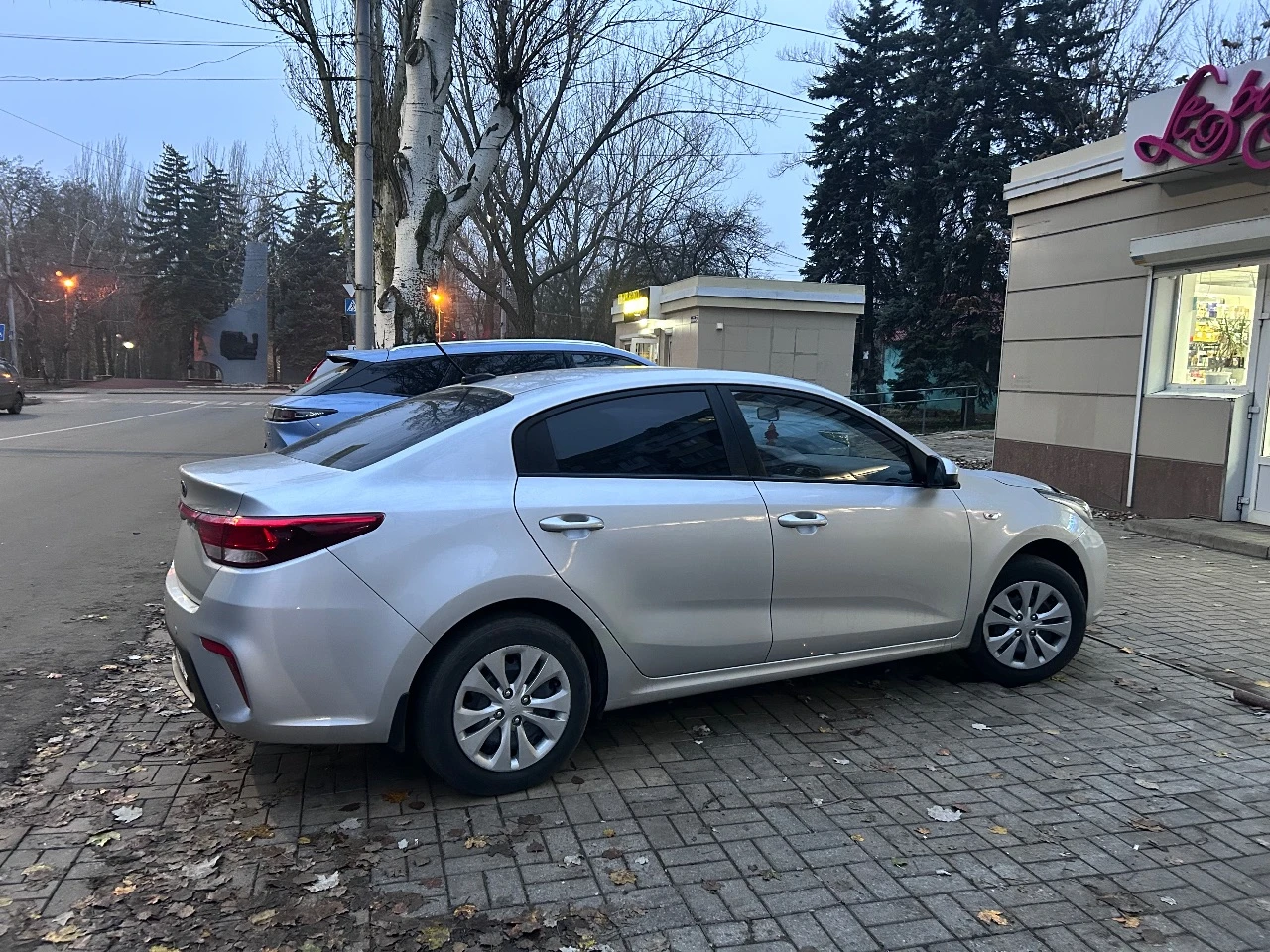 Kia rio
Год выпуска 2017 год
Коробка автомат, 6-ти ступенчатая
1,6
Пробег 73 тыс. Км
Машина в отличном состоянии, новый жк дисплей на андроиде, с навигатором. Машина обслужена полностью, вложений не требует никаких, двигатель работает отлично, коробка отлично, по ходовке ни одного постороннего звука. Макеевка
Цена: 1,4 млн. ₽.
📞 Звоните: +7(949)3846069 - фотография - 3