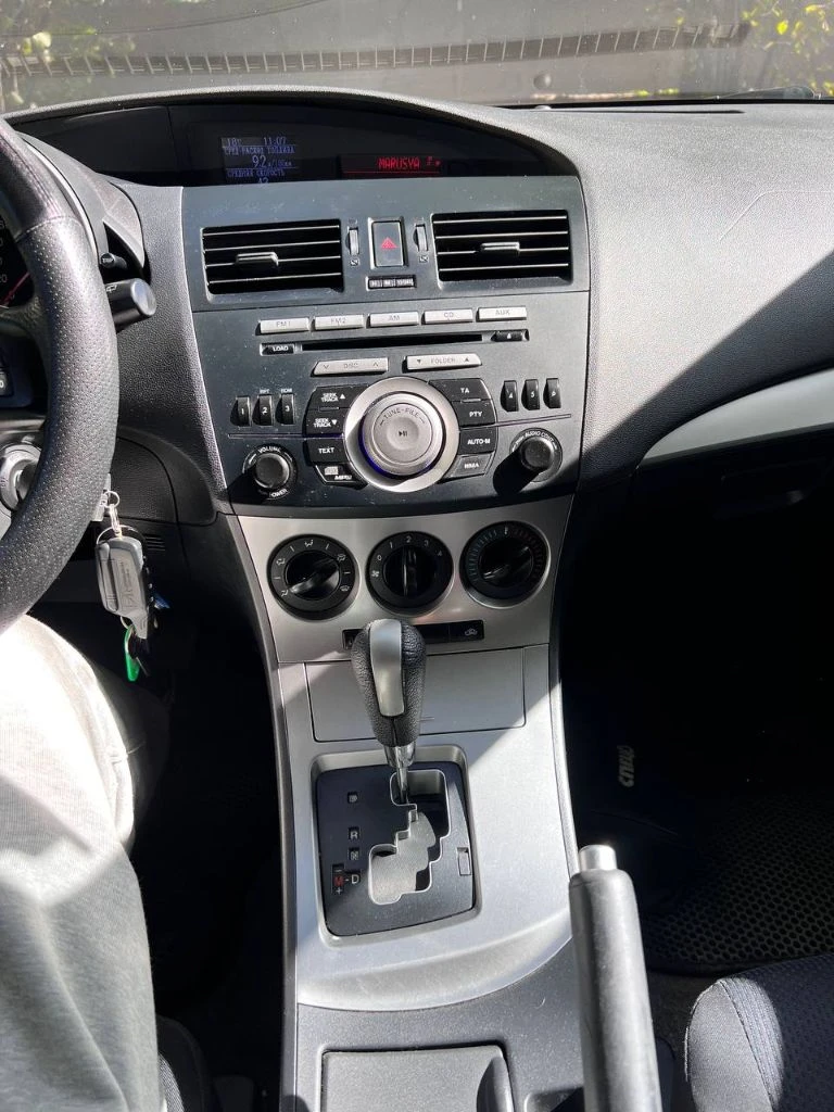 Mazda 3 2012 г. в двигатель 1.6 автомат классический автомобиля в родном окрасе на все 💯, без дтп. пробег родной, кузов без рыжиков и царапин. техника на отлично, масло только поменял, конд рабочий, резина хорошая. салон целый и опрятный. автомобиль без вложений цена 980 тыс. тел 89495006430 - фотография - 2