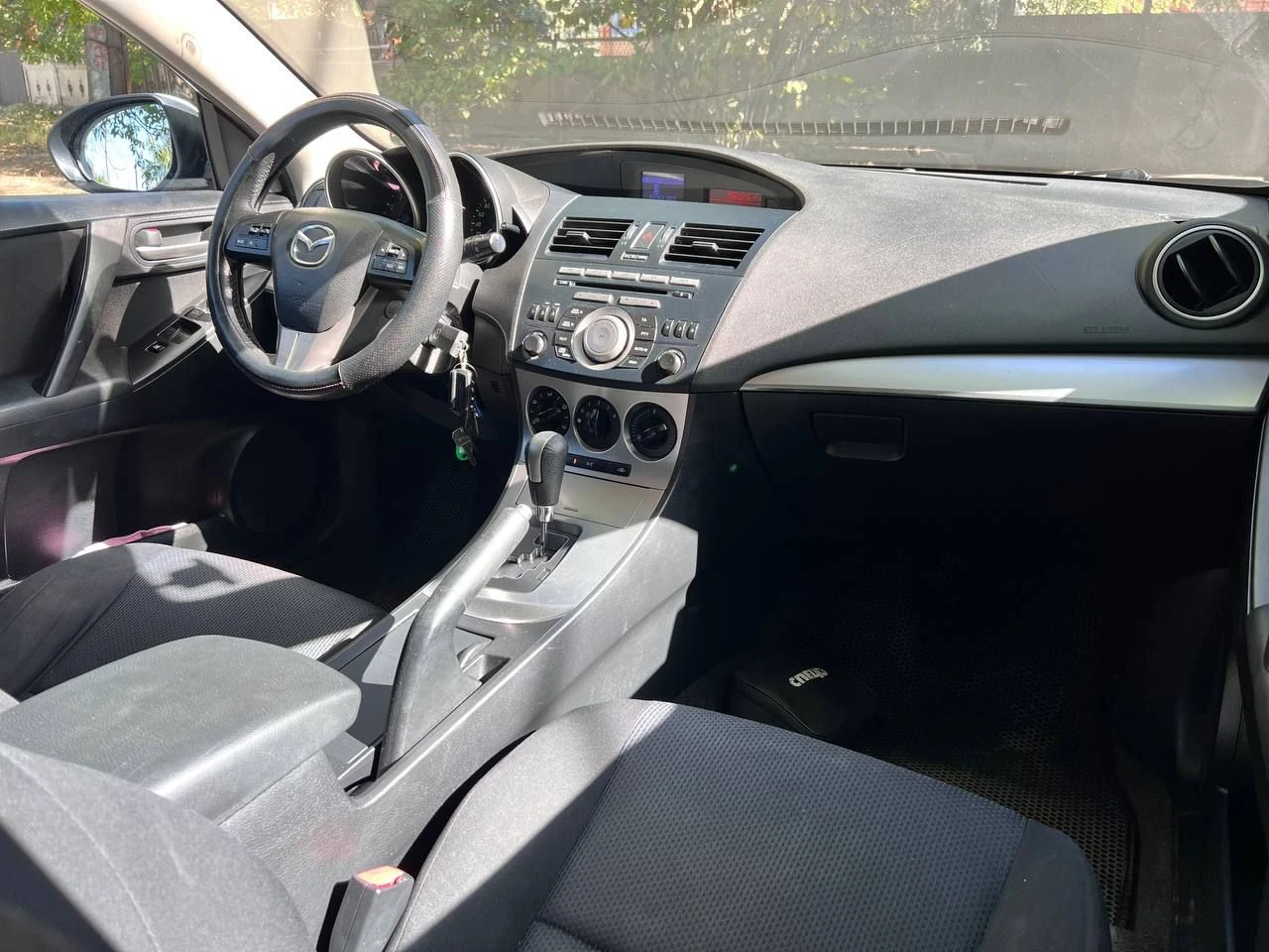 Mazda 3 2012 г. в двигатель 1.6 автомат классический автомобиля в родном окрасе на все 💯, без дтп. пробег родной, кузов без рыжиков и царапин. техника на отлично, масло только поменял, конд рабочий, резина хорошая. салон целый и опрятный. автомобиль без вложений цена 980 тыс. тел 89495006430 - фотография - 12