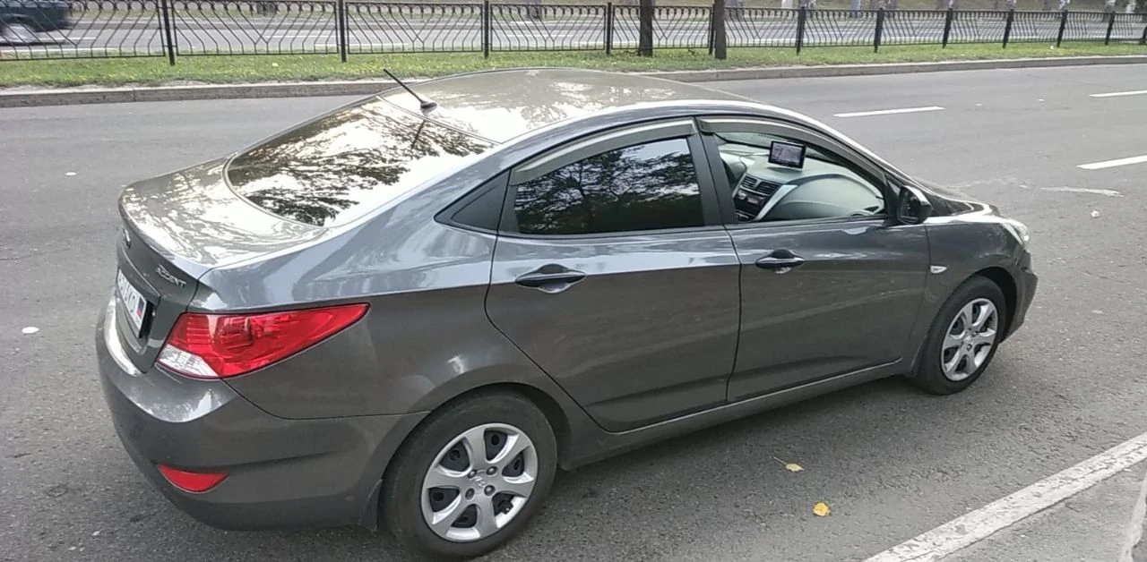 Продается автомобиль hyundai solaris 2012 года, двигатель 1,4 (107 л. с.), пробег 150 000 км, цвет серый, механика, бензин, газ пропан, система abs, гидроусилитель руля, кондиционер, магнитола, новая зимняя резина 1 собственник, машина была куплена в автосалоне не такси, не каршеринг! все дополнительные вопросы по телефону +79497969755 - фотография - 2