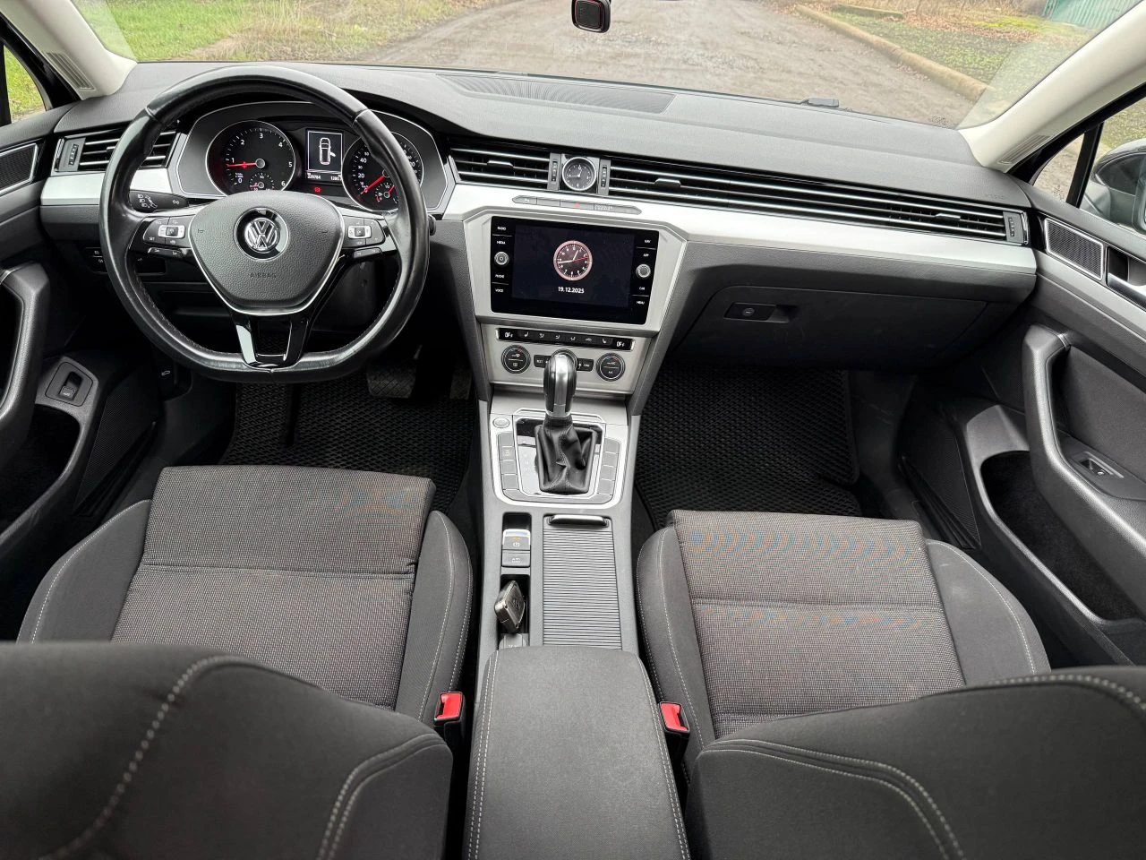 Продается volkswagen passat b8 2019 г. в. двигатель: 1.6 tdi (экономичный и надежный) пробег: 230 000 км состояние: отличное, без нареканий. окрас: полностью родной. цена: 1 900 000 руб. торг: у капота приветствуется. надежный и комфортный автомобиль для города и дальних поездок. телефон для связи: +7 (949) 305-54-89 - фотография - 8